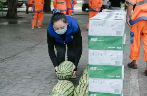 坐着小板凳吃瓜,夏日休闲新风尚