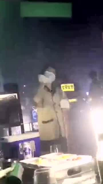 商场阿姨吃瓜,揭秘生活中的小确幸