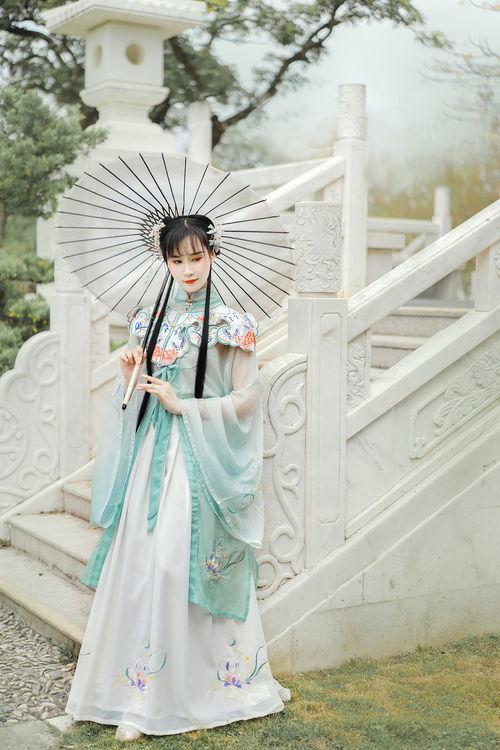 汉服模特吃瓜图片,吃瓜瞬间展现古典韵味