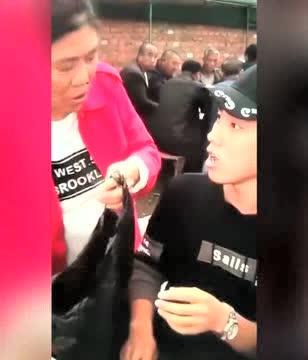 婚礼上大妈吃瓜,揭秘婚礼背后的趣味瞬间