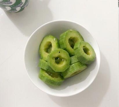 模特吃羊角瓜,时尚与健康并存